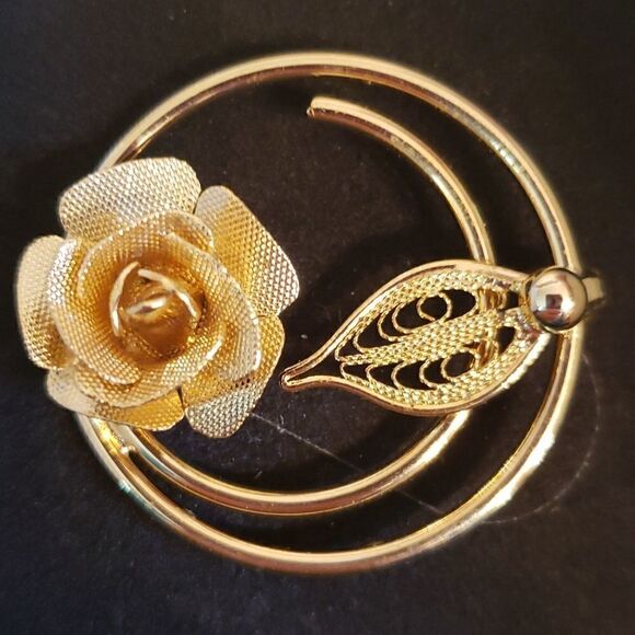 Vintage Signed Sarah Coventry Goldtone Rose Circle Brooch - "Promise" - Picture 3 of 9